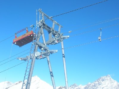Monteur rauchte gerade seine Zigarette am Boden