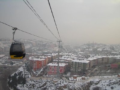 Die 8'er Gondelbahn von STM geht mitten durch die Stadt.Das sieht aber Herlich aus. :)  :)  :)  :)