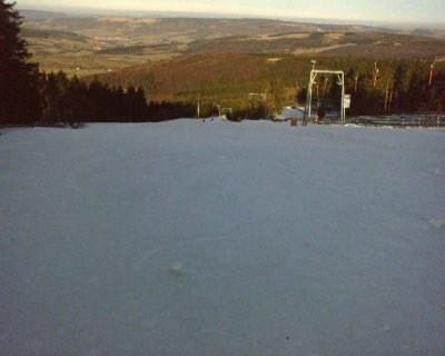 Dass sieht hier ja schon mal richtig gut aus.. 15 cm schneehöhe sind es schon auf der Piste, und die sind richtig fest! nur am linken Rand war es etwas weniger würd ich sagen...