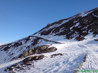 Der inoffizielle Ziehweg von der Bergstation der Neuhütenbahn Richtung Topjet - kaum mehr Schnee und offen gesagt lebensgefährlich, da sehr eng... Wer da einmal ausrutscht stürzt unhaltbar in die Tiefe!