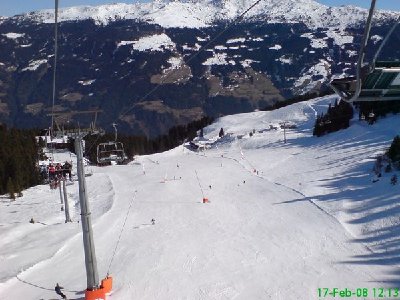 Talstationen der Kössbichlbahn links und Talstation vom Schnee-Express rechts. Komischerweise wollen alle mit der neuen Bahn fahren und an der alten 4er ist fast nie was los... :-)