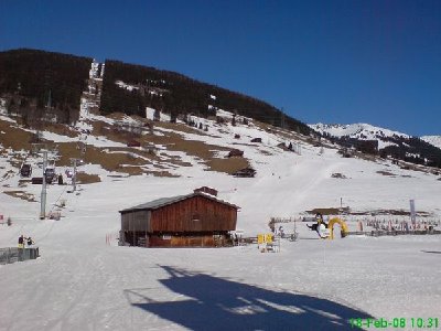 Ausblick von der Talstation der Issogelbahn - ohne Kunstschnee hätte man hier ein Problem...