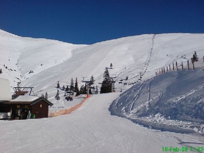 Die 4 SB Falschbach mit Piste - leider gab es hier einen großen Stau. Hier sollte eigentlich eine kuppelbare Anlage hin, denn die Pisten in diesem Bereich sind absolut genial für Wiederholungsfahrten!