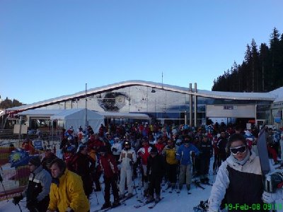 Selbiger Standpunkt - Blick zurück... Es war ganz schön was los an der Bergstation der Horbergbahn