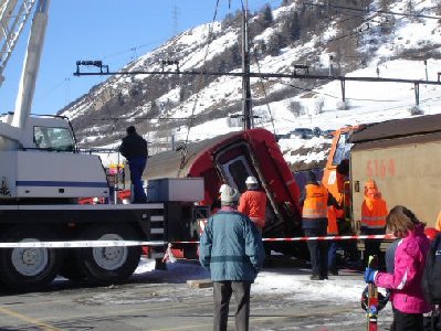 Als kleine Anekdote noch ein Foto eines Waggons der am 8.2. im Bahnhof Scuol entgleist ist und mit dem Kran wieder aufgerichtet werden musste...
