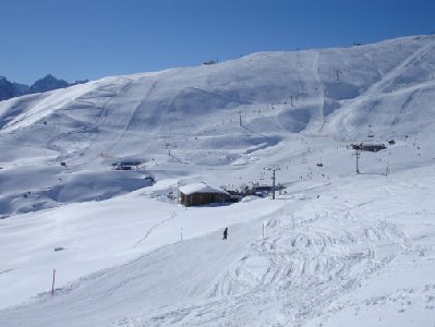 Jonvrai. Im Hintergrund die Pisten die von Schlivera herunterführen.