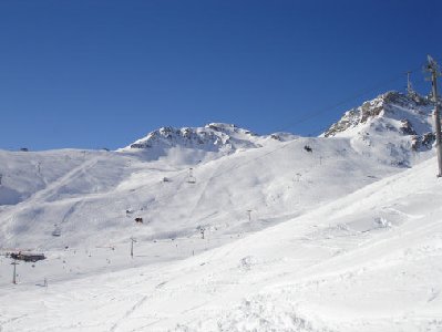 Blick nach Mot da Ri mit den 2 einzigen geöffneten schwarzen Abfahrten. Deutlich erkennbar wie zerfahren es hier auch neben den Pisten ist (einen Tag vorher hatte es geschneit).