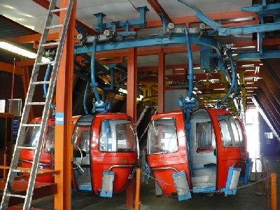 Talstation mit Gondeln