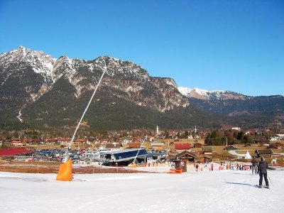 An der Talstation Hausbergbahn. Kurios: rechts daneben weideten von irgendwelche Rindviecher draußen...