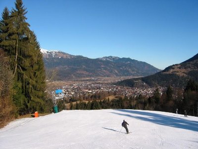Auf der &amp;quot;Dreh&amp;quot; (Kochelbergabfahrt). Vorbildlich beschneit mit sehr vielen tonnenförmigen Turmkanonen, unten im Flachen sehr viele Lanzen