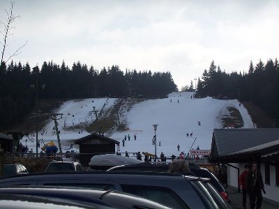 Sahnehang vom Parkplatz aus gesehen.