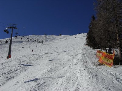 Gipfelhang, links der 2-CLF Gipfel, daneben der Steilhang, rechts der Bergstation das Terzerhaus