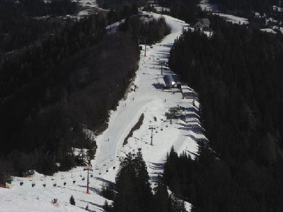 Mittelstation (im Hintergrund der 4-CLD Bodenbauer Express, im Vordergrund der 2-CLF Gipfel), rechts im Hintergrund der Gasthof zum Bäreneck (1.226 m)