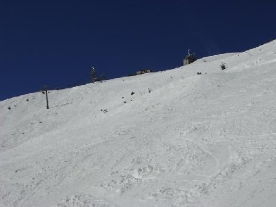Gipfelhang, links der 2-CLF Gipfel, daneben der Steilhang, rechts der Bergstation das Terzerhaus