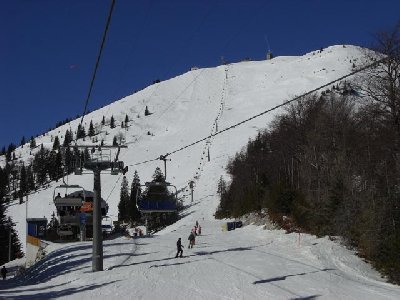 am 4-CLD Bodenbauer Express, im Hintergrund der 2-CLF Gipfel, links davon der Steilhang, rechts davon der Gipfelhang