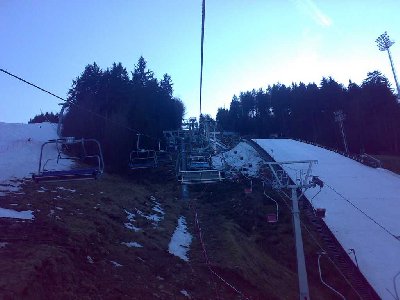 Lifte leer-und das am Sonntag und bei so einem Wetter-rechts Ski-weltcupschanze