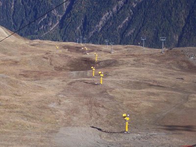 Skipiste bei der Gampebahn mit Schneeerzeuger.