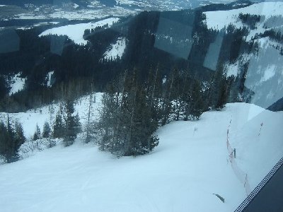 Blick auf die Talabfahrt nach Scheffau im oberen Teil. Dies ist die Stelle wo sich rote und schwarze Abfahrt für kurze Zeit trennen.