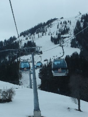 Blick hoch zum Brandstadl. Schwer zu erkennen, aber das Bild ist kurz vor der Mittelstation aufgenommen worden.