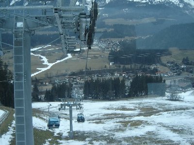 Blick runter auf die Talstation von Scheffau. Am rechten Rand erkennt man die geöffnete Talabfahrt!