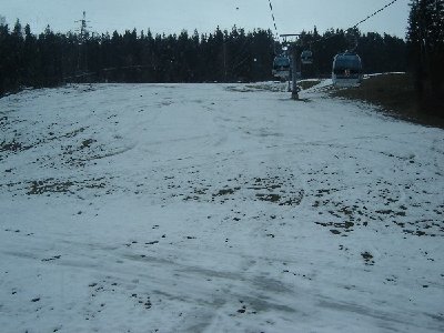 Blick aus der Gondel in Scheffau auf die &amp;quot;Wiesen&amp;quot;. Ich bin mir nicht sicher, aber ich glaube bei mehr Schnee könnte das sogar eine Piste sein, konnte ich aber nicht def. erkennen (und auch niergendwo nachlese).