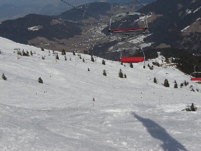 Jetzt erkennt man es besser. Fast alles weisse was man sieht sind (verschiedene) Pisten.