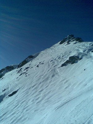 Mont Gelé. Beim Gipfel oben rechts, kommt die Piste von der linken Seite her. Dann kann man nach rechts traversieren und dann gehts flott runter... :-) am 18.02.08