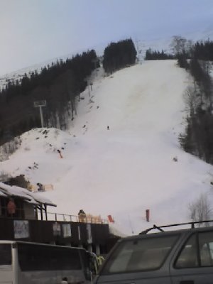 Die entschärfte Talabfahrt, jetzt auch beschneit, früher schwarz, jetzt rot