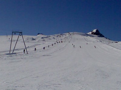 Auf dem Gletscher, es war wunderbar. Links der Funpark