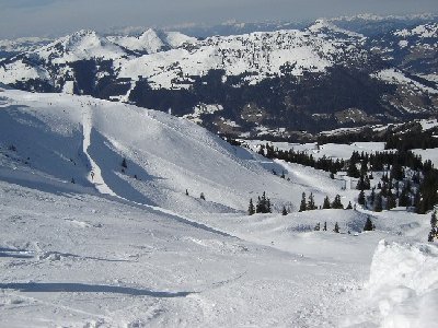 Blick die Direttissima hinunter, man erkennt zudem weitere Pisten
