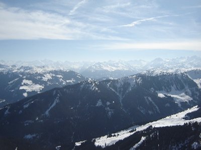 Blick vom Steinbergkogel auf das Bergpanorama, rechts erkennt man die Seile der 3S