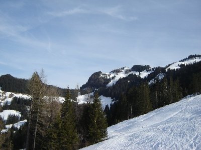 Blick aus der Fleckalmbahn Richtung Bergstation Hahnenkammbahn sowie Mausefalle und Steilhang