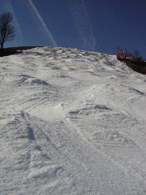 Hausbergkante, rechts sieht man die von mir angesprochene Stelle wo noch Schnee liegt