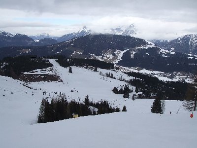 Pistengebiet am Sessel Lärchfilzen, im Hintergrund der Zubringer Schlepper zum Doischberg (naja, wirklich viel Schnee gabs nicht)