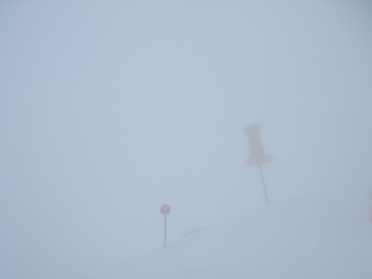 Ohne Witz: Das Schild mit der Pistennummer konnte man mit den Augen nicht sehen