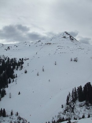 Blick auf den gesamten 2000er, oben wo der Dreck rauskommt ist die Kreuzung von Lift und Piste....