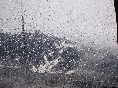 Blick aus der Gondelbahn; auf der anderen Seite von Kitzbühel kann man u.a. die letzten Schneereste am Hausberg sehen