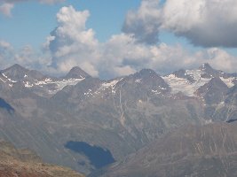 In der Mitte das Windachtal, links die Stubaier Wildspitze, rechts daneben die Schaufelspitze. Darunter der Windachferner. Ganz rechts Pfaffenschneide und Zuckerhütl.
