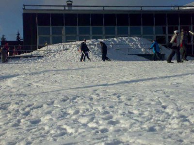 Bergstation-da lag wenigstens noch etwas Naturschnee-rest war nur Kunst