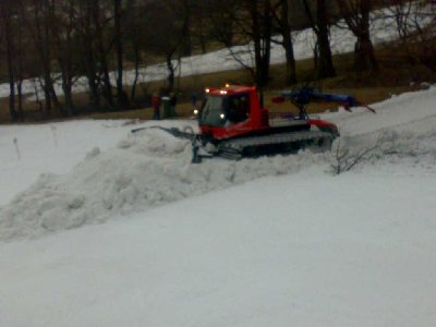 hier hat man den ganzen Tag von einer geschlossenen Piste den Schnee rangeholt, und nach Pistenschluß dann schließlich auf den 2 Hauptpisten verteilt