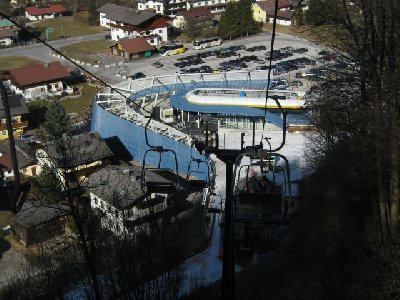 eigenartige Talstation der Golden Jet, schaut aus wie n Stadion oder sowas