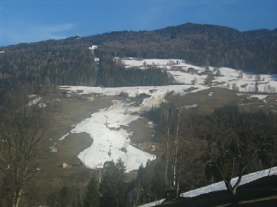 also da bräuchts bald mal wieder Schnee, einige Hänge sind grad noch so einigermassen.