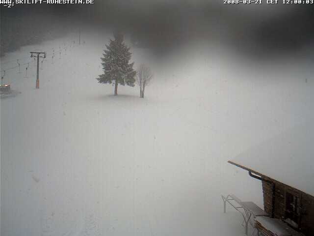 Pistenpräperation bei 50 cm Neuschnee, Schneehöhe weiter steigend.