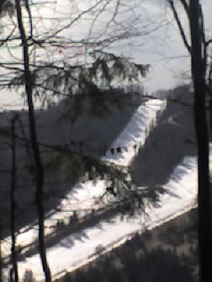 Blick von unserem Haus zum Skigebiet Tale(bis 900m). Nur noch Kunstschneebänder. 6 Km weiter hinten 110cm auf 1000m Höhe...