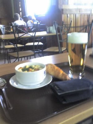 Hütten-Mittagsmenü:<br />Knoblauchsuppe mit Croutons, Croissant und a halbe Bier für zusammen  3 Euro. Prost!