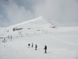 10: Die beiden Gletscherlifte mit der, oder im oberen Teil, den Gletscherpisten