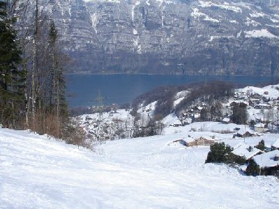 Der Schlussteil und die verschneiten Häuser von Oberterzen.