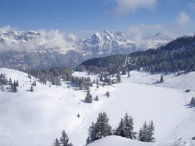das Hotel Seeben vor dem tief verschneiten Churfirsten. Der See auf Seeben ist kaum noch zu erkennen unter den Schneemassen.