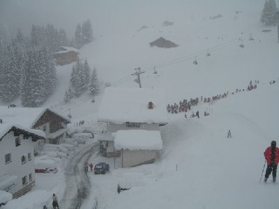 Schnee gab's reichlich, Blick zur Uga, rechts Schiweg vom Hotel zur Piste