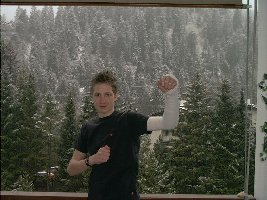 28: Das war ich in diesem Urlaub. Leider hatte ich den Arm gebrochen und meine Eltern haben mir nicht erlaub zu schnell zu fahren. Am ersten Tag durfte ich sogar überhaupt nicht fahren:-(
<br />Das ist auch der Grund warum ich Fotos von der Talstation der 4KSB